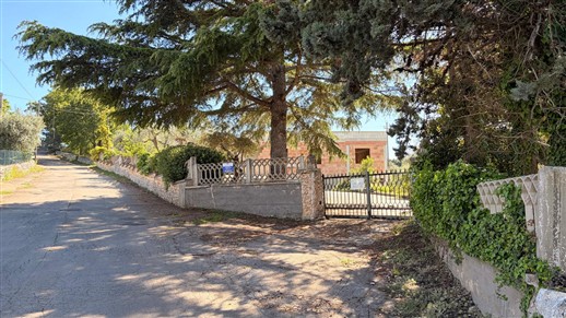 Villetta Con Trullo e Deposito in Zona Collinare